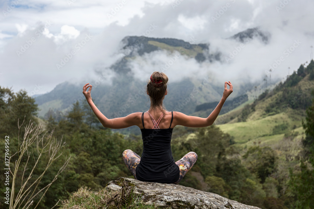 Schmuckelement_Frau im Yogasitz